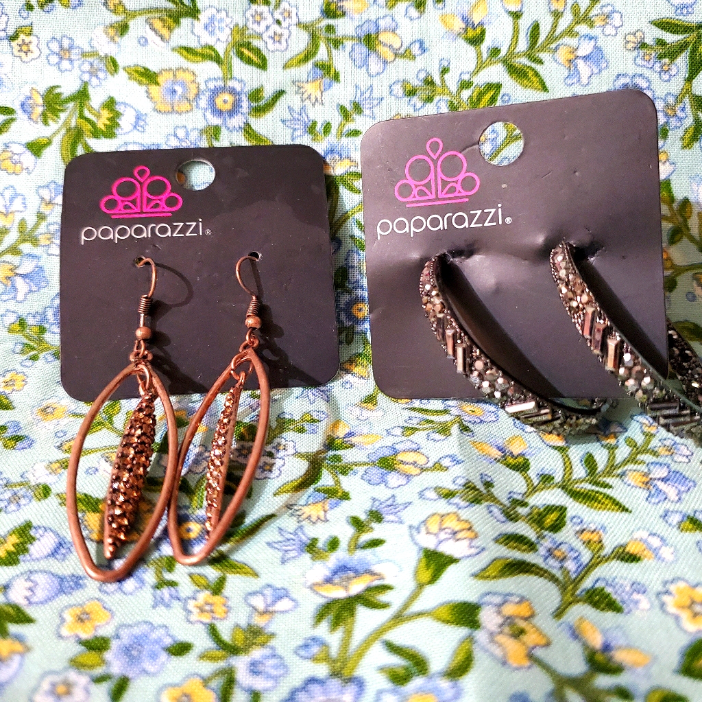 2 Pairs Paparazzi Pierced Earrings 6$